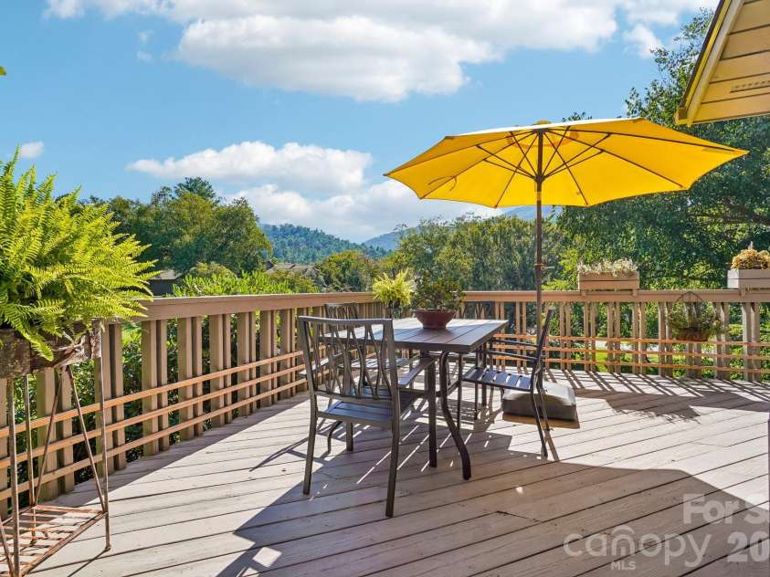 15 Stony Ridge, Asheville, NC 28804.  MLS# CAR4413777, YatesRealty ID 47343. 