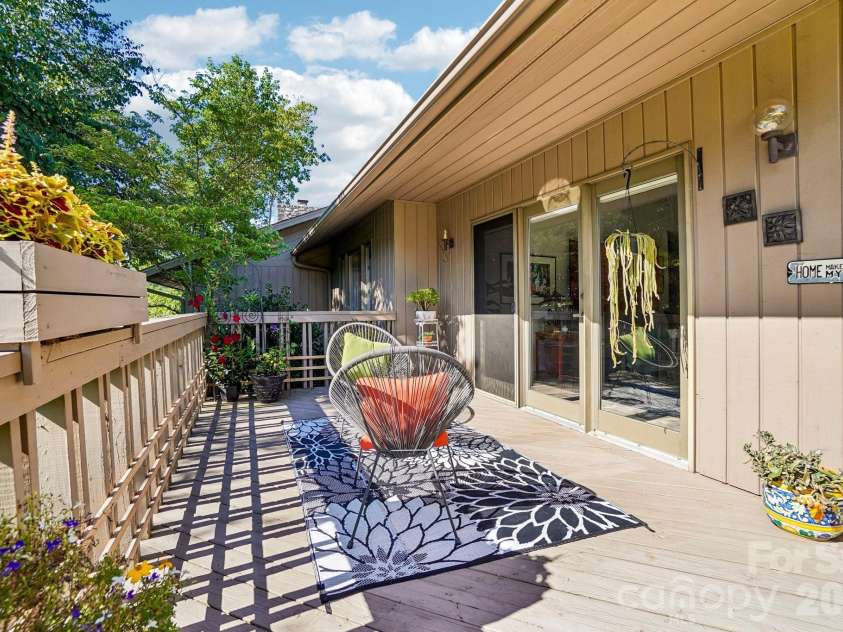 15 Stony Ridge, Asheville, NC 28804.  MLS# CAR4413777, YatesRealty ID 47343. 