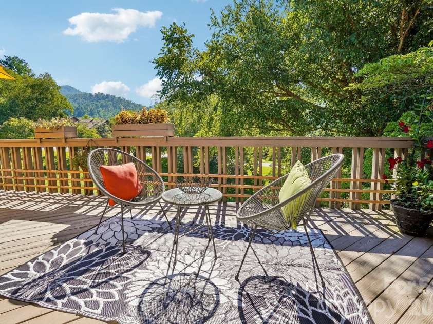 15 Stony Ridge, Asheville, NC 28804.  MLS# CAR4413777, YatesRealty ID 47343. 