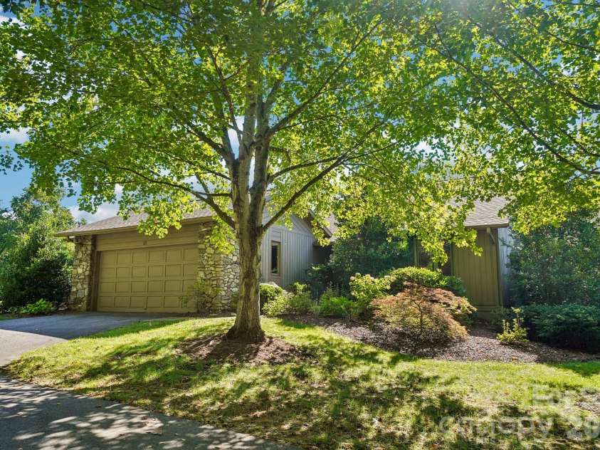 15 Stony Ridge, Asheville, NC 28804.  MLS# CAR4413777, YatesRealty ID 47343. 