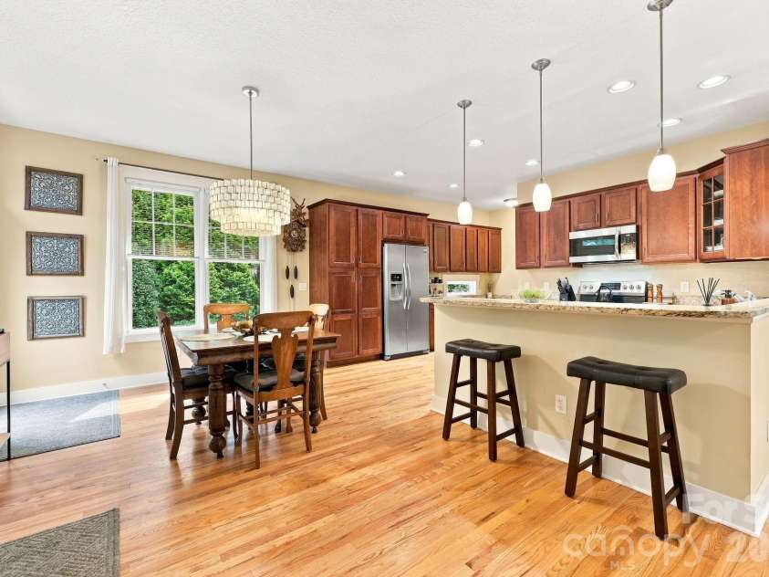 19 Oakhaven Terrace, Asheville, NC 28803.  MLS# CAR4417240, YatesRealty ID 47350. 
