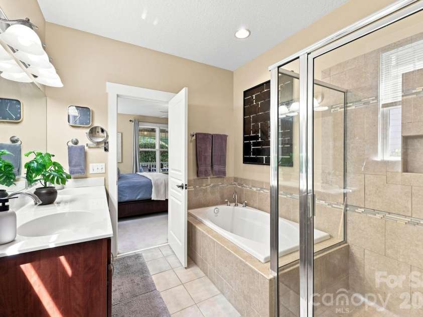 19 Oakhaven Terrace, Asheville, NC 28803.  MLS# CAR4417240, YatesRealty ID 47350. 