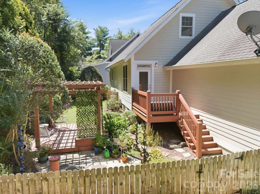 19 Oakhaven Terrace, Asheville, NC 28803.  MLS# CAR4417240, YatesRealty ID 47350. 