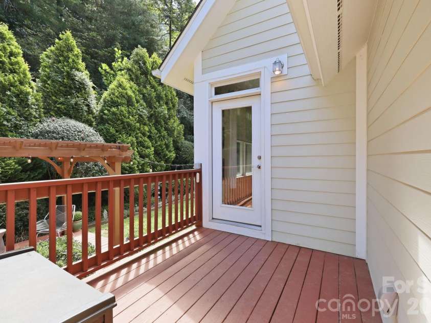 19 Oakhaven Terrace, Asheville, NC 28803.  MLS# CAR4417240, YatesRealty ID 47350. 
