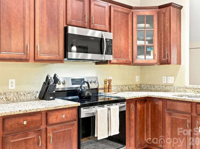 19 Oakhaven Terrace, Asheville, NC 28803.  MLS# CAR4417240, YatesRealty ID 47350. 