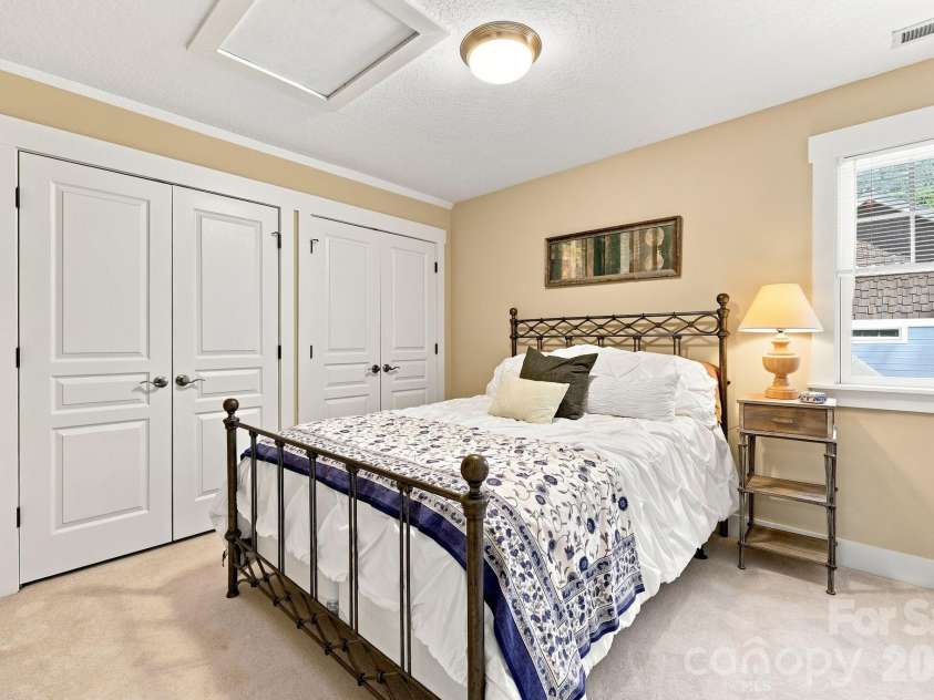 19 Oakhaven Terrace, Asheville, NC 28803.  MLS# CAR4417240, YatesRealty ID 47350. 