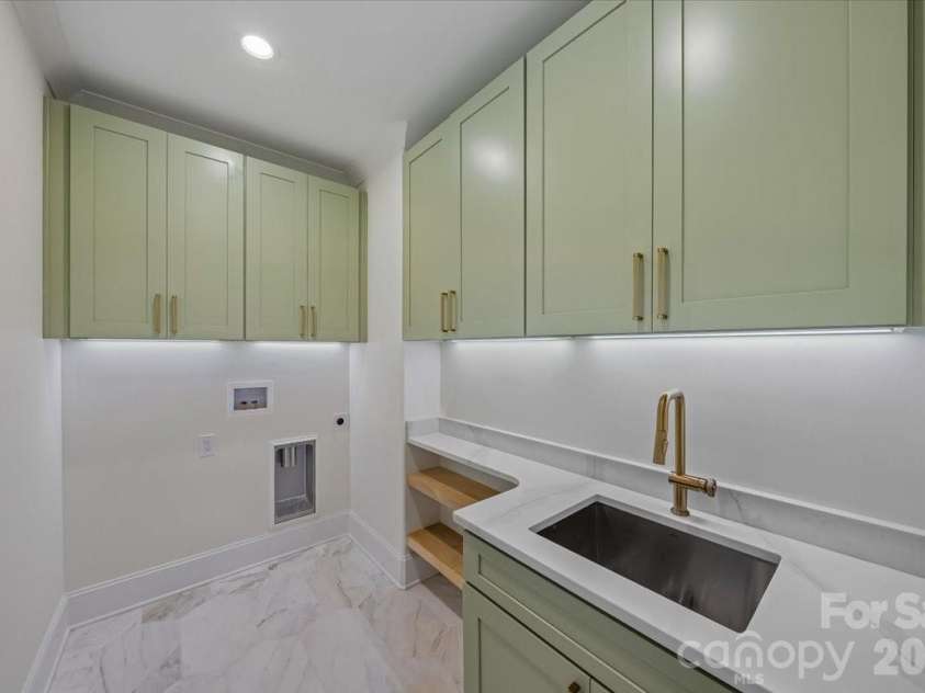 4635 Water Oak Road, Charlotte, NC 28211.  MLS# CAR4415102, YatesRealty ID 47360. Laundry #2