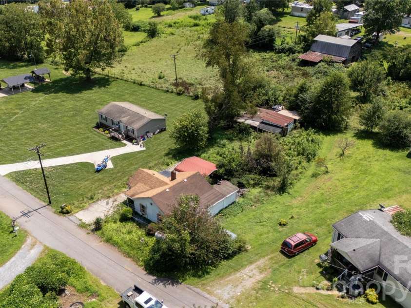 1327 Boxwood Place, Lenoir, NC 28645.  MLS# CAR4419209, YatesRealty ID 47363. 
