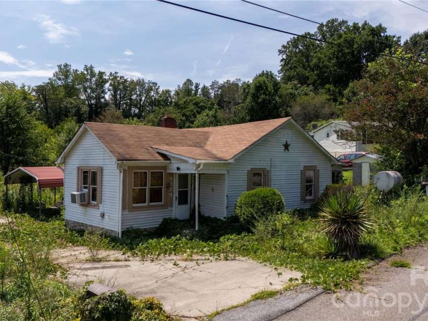 1327 Boxwood Place, Lenoir, NC 28645.  MLS# CAR4419209, YatesRealty ID 47363. 