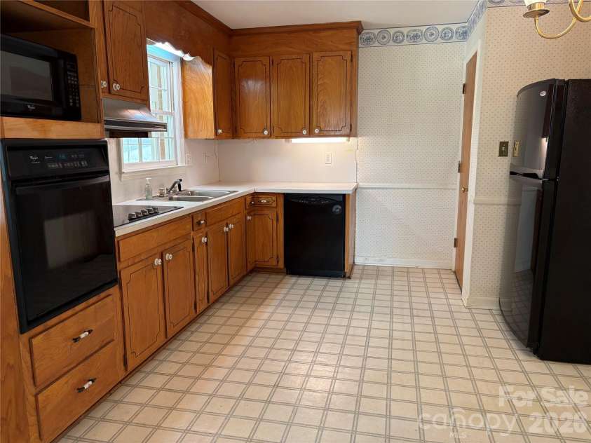 1215 Brockton Lane, Charlotte, NC 28226.  MLS# CAR4418213, YatesRealty ID 47364. 