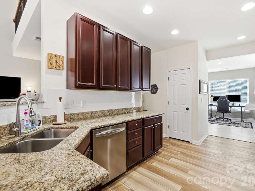 10933 Stone Trail Road, Charlotte, NC 28213.  MLS# CAR4417912, YatesRealty ID 47367. Community Pool!
