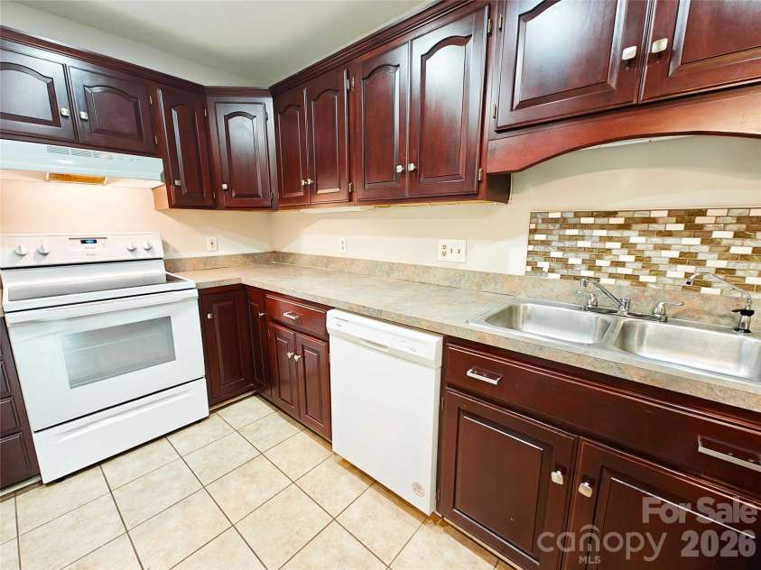 4948 Sardis Road, Charlotte, NC 28270.  MLS# CAR4419055, YatesRealty ID 47368. 
