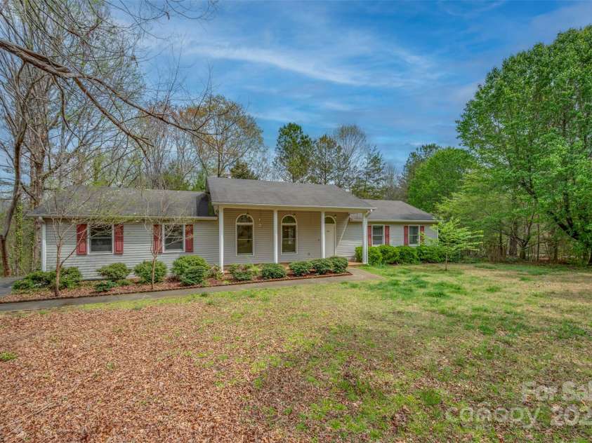 383 Woody Circle, Tryon, NC 28782.  MLS# CAR4242409, YatesRealty ID 4737. 