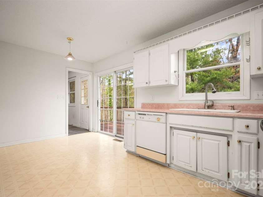 383 Woody Circle, Tryon, NC 28782.  MLS# CAR4242409, YatesRealty ID 4737. 