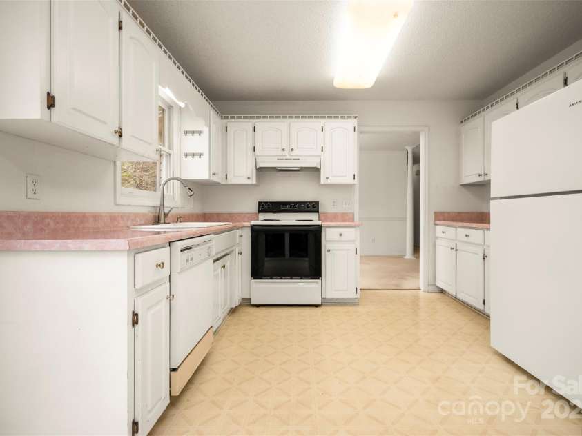 383 Woody Circle, Tryon, NC 28782.  MLS# CAR4242409, YatesRealty ID 4737. 