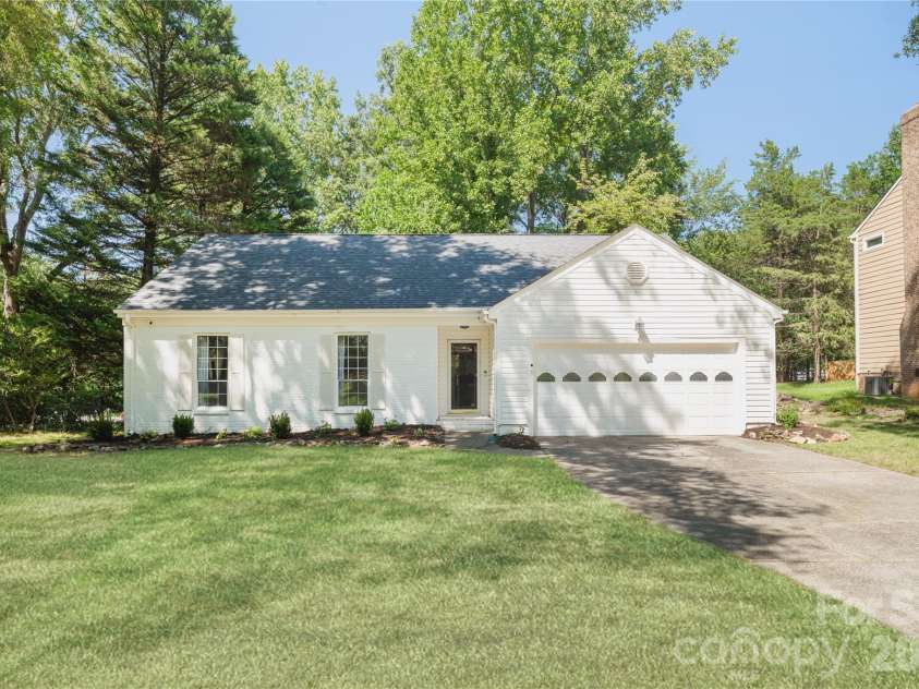 8805 Golf Ridge Drive, Charlotte, NC 28277.  MLS# CAR4418369, YatesRealty ID 47370. 