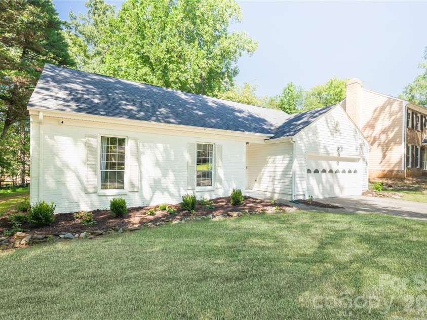 8805 Golf Ridge Drive, Charlotte, NC 28277.  MLS# CAR4418369, YatesRealty ID 47370. 