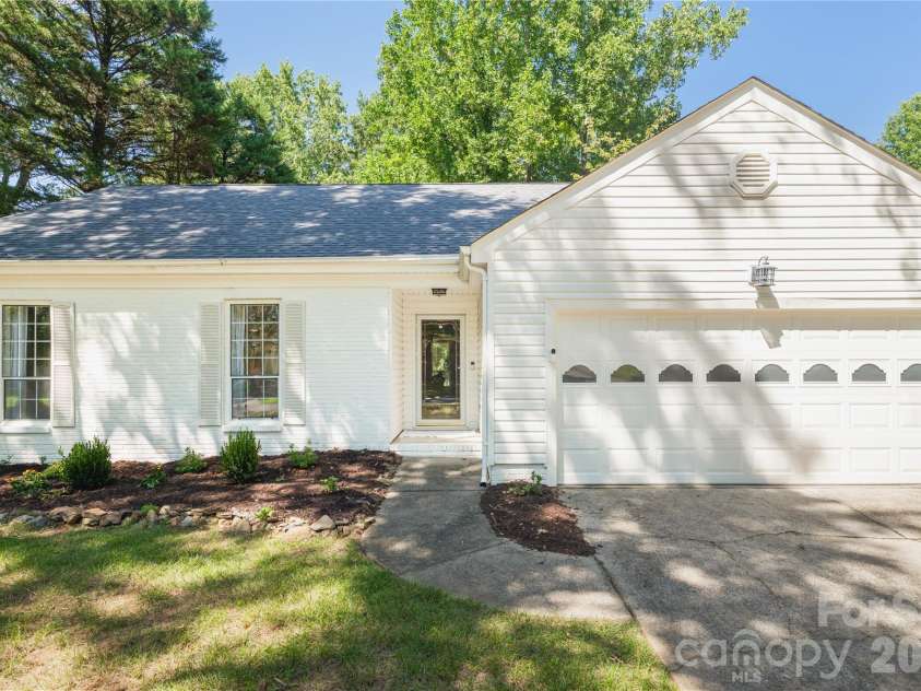 8805 Golf Ridge Drive, Charlotte, NC 28277.  MLS# CAR4418369, YatesRealty ID 47370. 