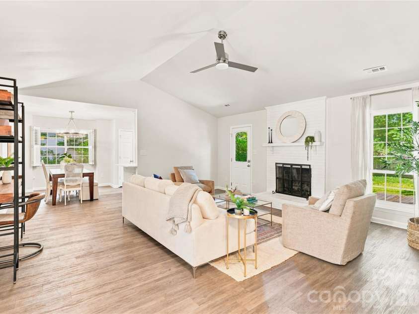 8805 Golf Ridge Drive, Charlotte, NC 28277.  MLS# CAR4418369, YatesRealty ID 47370. 