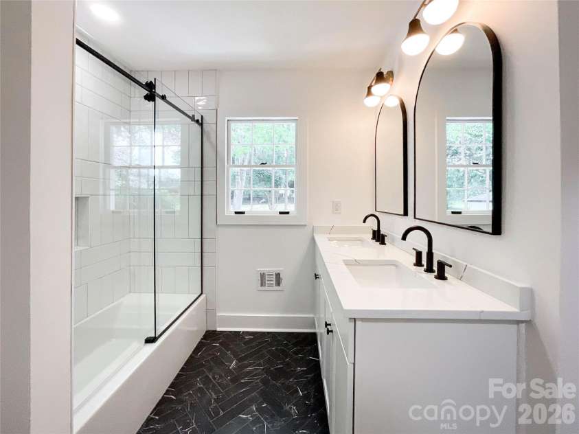3011 Parkstone Drive, Charlotte, NC 28210.  MLS# CAR4418813, YatesRealty ID 47373. Secondary Bath with tub, double vanity and great window to the back yard.