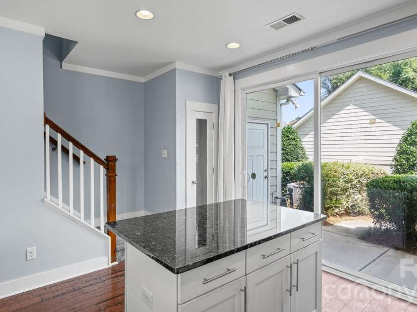 3134 Bending Birch Place, Charlotte, NC 28206.  MLS# CAR4418404, YatesRealty ID 47376. 