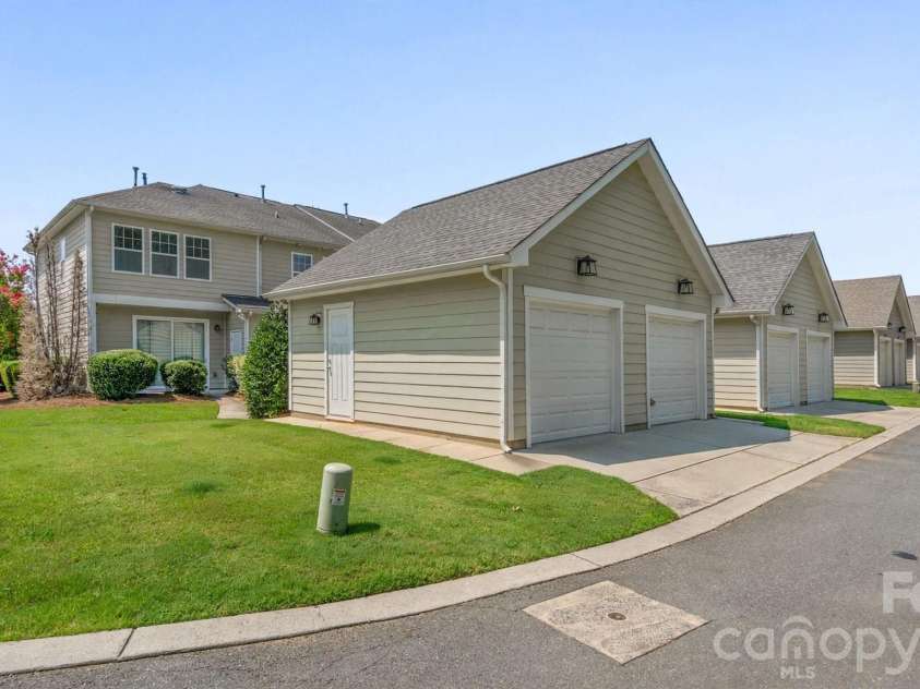 3134 Bending Birch Place, Charlotte, NC 28206.  MLS# CAR4418404, YatesRealty ID 47376. 