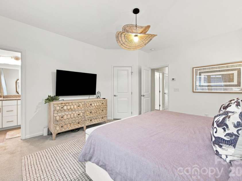 1321 Queen Lyon Court, Charlotte, NC 28205.  MLS# CAR4417946, YatesRealty ID 47382. 