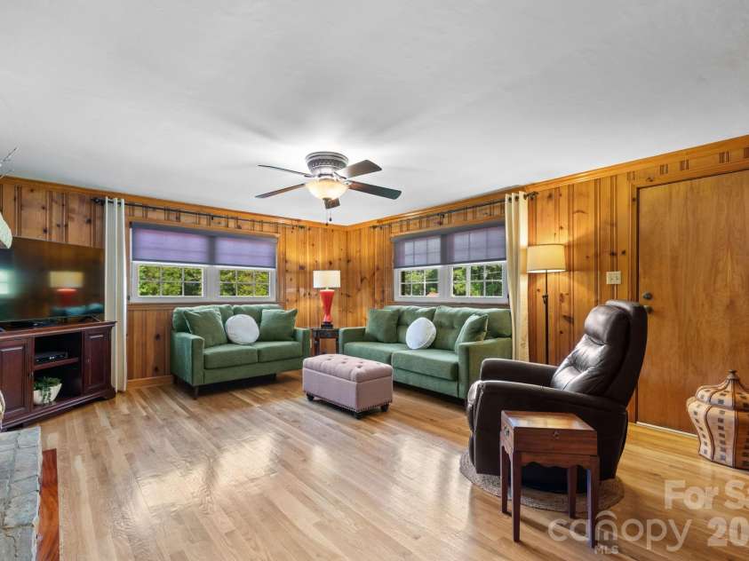 2210 19th Avenue, Hickory, NC 28602.  MLS# CAR4418000, YatesRealty ID 47384. 