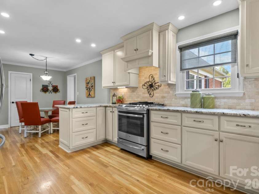 2210 19th Avenue, Hickory, NC 28602.  MLS# CAR4418000, YatesRealty ID 47384. 