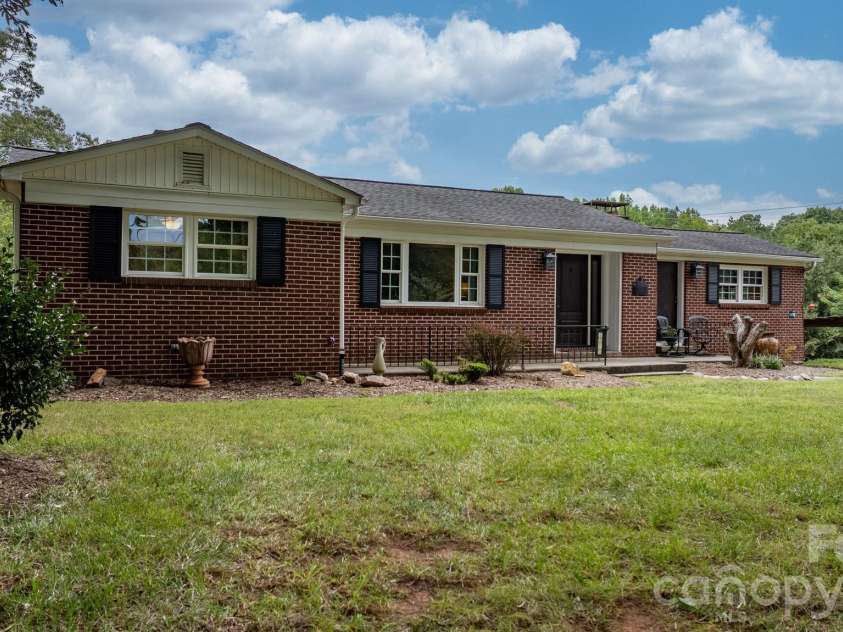 2210 19th Avenue, Hickory, NC 28602.  MLS# CAR4418000, YatesRealty ID 47384. 