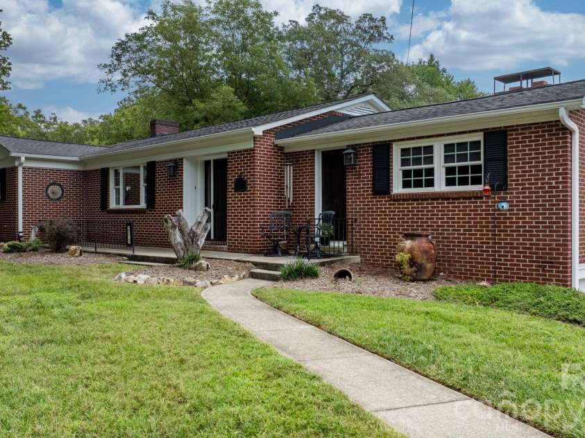 2210 19th Avenue, Hickory, NC 28602.  MLS# CAR4418000, YatesRealty ID 47384. 