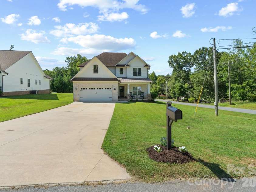 1215 Robinhood Lane, Kannapolis, NC 28081.  MLS# CAR4417167, YatesRealty ID 47385. 