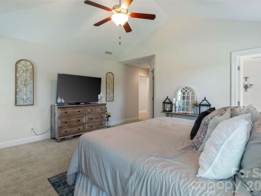 1215 Robinhood Lane, Kannapolis, NC 28081.  MLS# CAR4417167, YatesRealty ID 47385. 
