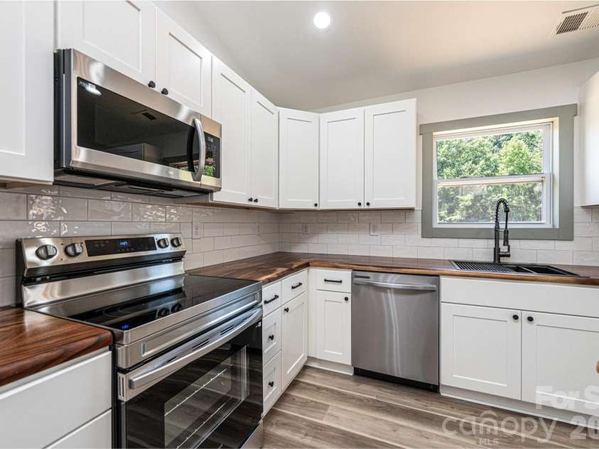 2953 Link Drive, Granite Falls, NC 29630.  MLS# CAR4417266, YatesRealty ID 47388. Kitchen Perimeter