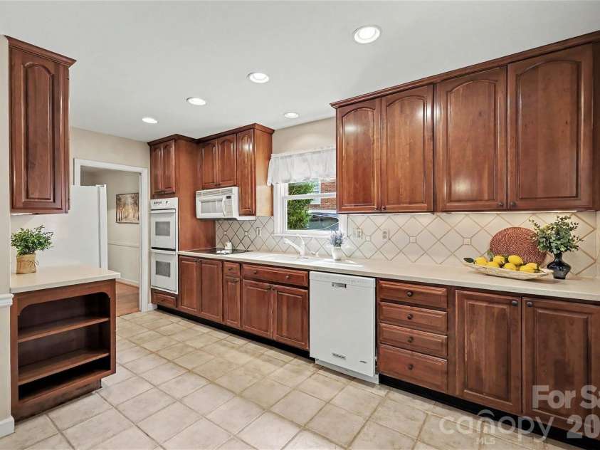 6122 Yellowood Road, Charlotte, NC 28210.  MLS# CAR4417487, YatesRealty ID 47389. 