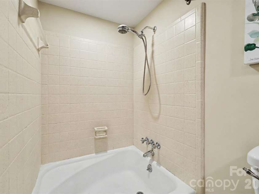 6122 Yellowood Road, Charlotte, NC 28210.  MLS# CAR4417487, YatesRealty ID 47389. 