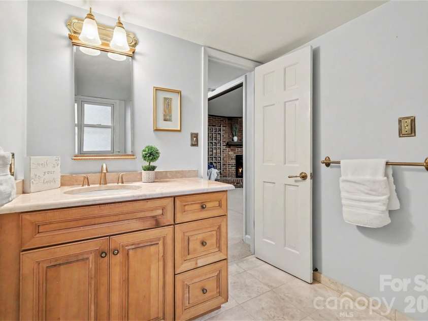 6122 Yellowood Road, Charlotte, NC 28210.  MLS# CAR4417487, YatesRealty ID 47389. 