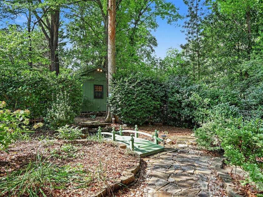6122 Yellowood Road, Charlotte, NC 28210.  MLS# CAR4417487, YatesRealty ID 47389. 
