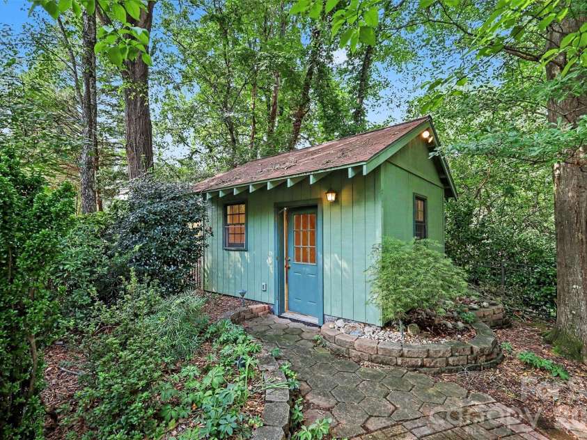 6122 Yellowood Road, Charlotte, NC 28210.  MLS# CAR4417487, YatesRealty ID 47389. 
