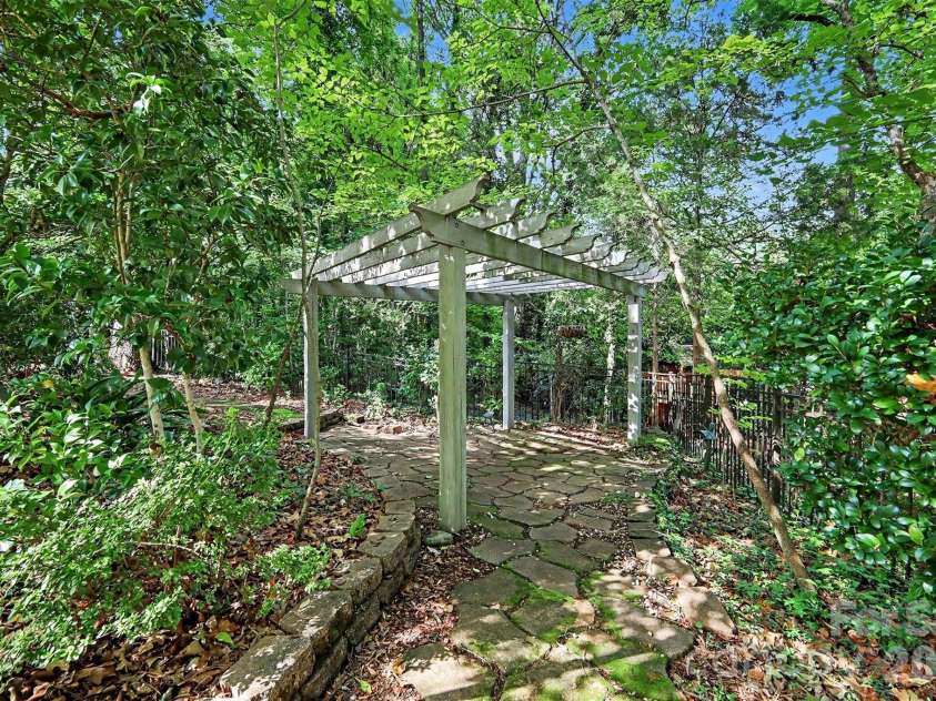 6122 Yellowood Road, Charlotte, NC 28210.  MLS# CAR4417487, YatesRealty ID 47389. 