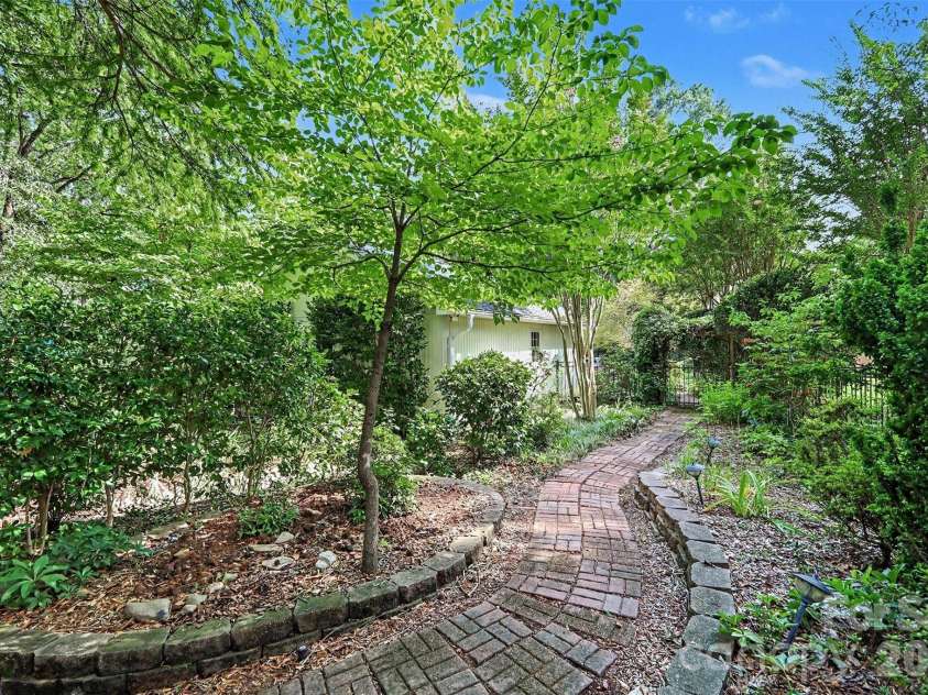 6122 Yellowood Road, Charlotte, NC 28210.  MLS# CAR4417487, YatesRealty ID 47389. 