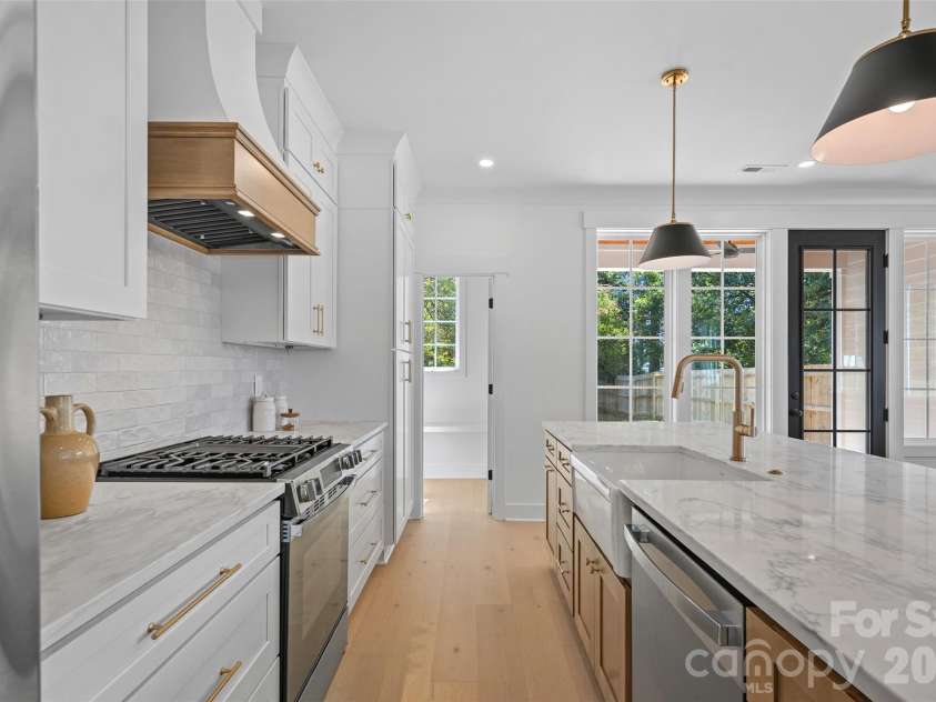 2900 Dogwood Avenue, Charlotte, NC 28206.  MLS# CAR4418350, YatesRealty ID 47397. 