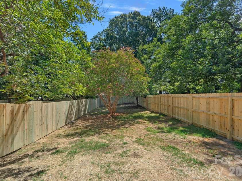 2900 Dogwood Avenue, Charlotte, NC 28206.  MLS# CAR4418350, YatesRealty ID 47397. 