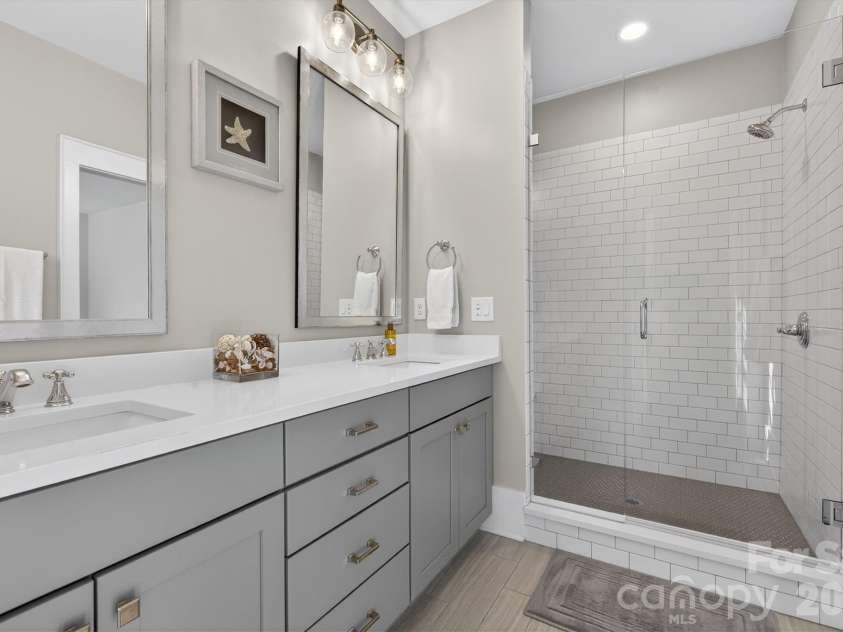 2815 Hillside Springs Drive, Charlotte, NC 28209.  MLS# CAR4358893, YatesRealty ID 4740. 