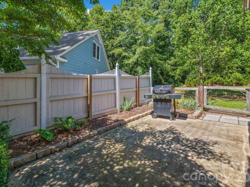 2750 Quailrush Road, Charlotte, NC 28226.  MLS# CAR4418290, YatesRealty ID 47400. 