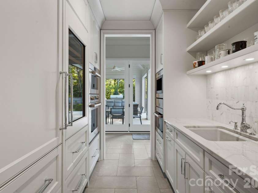 4709 Ockley Manor Lane, Charlotte, NC 28226.  MLS# CAR4416742, YatesRealty ID 47407. 
