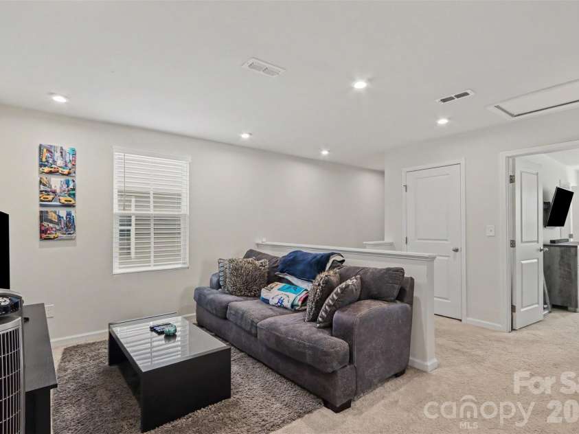 5116 Downhaul Drive, Charlotte, NC 28269.  MLS# CAR4417814, YatesRealty ID 47409. Loft