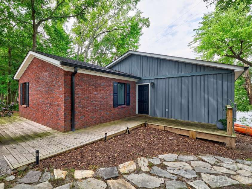 2143 Peninsula Drive, Lake Wylie, SC 29710.  MLS# CAR4416751, YatesRealty ID 47411. 