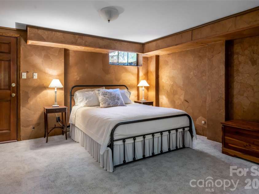 17 Lynwood Road, Asheville, NC 28804.  MLS# CAR4416577, YatesRealty ID 47414. 