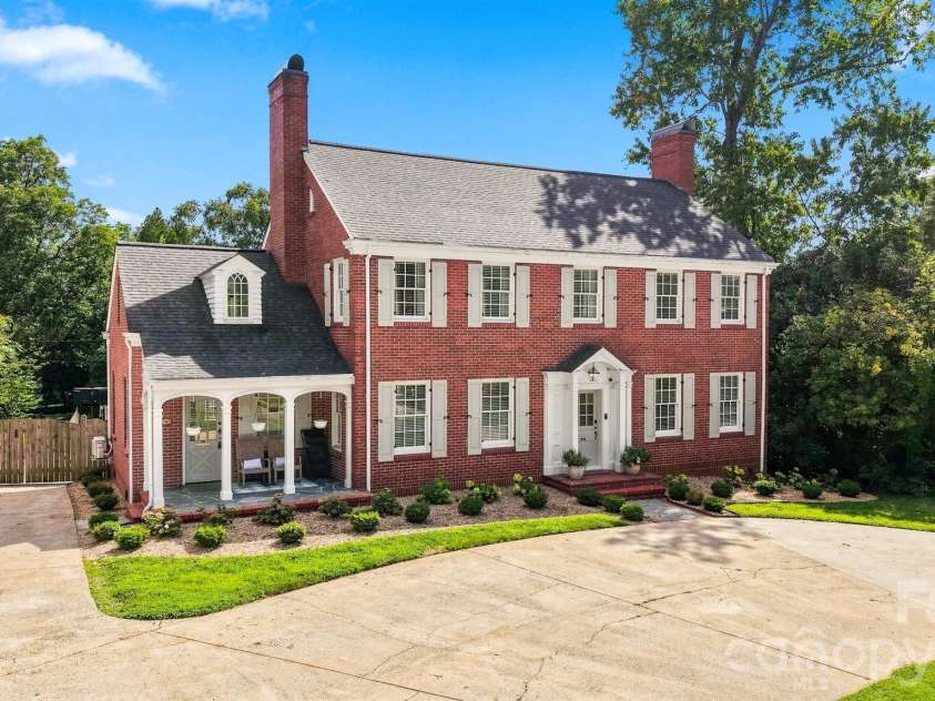 525 2nd Avenue, Hickory, NC 28601.  MLS# CAR4417785, YatesRealty ID 47415. 